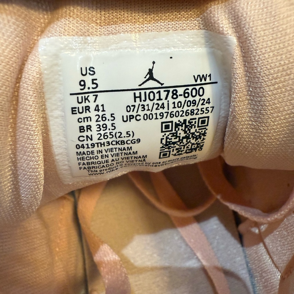 Air Jordan 3 Retro Vday - Picture 4 of 5